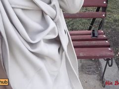 Страстные экстремальные любовники занимаются сексом в парке