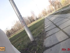 Страстные экстремальные любовники занимаются сексом в парке