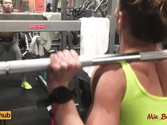 Спортивные любовники быстро трахнулись в туалете спортзала