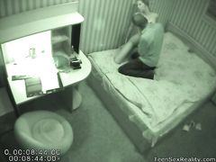 Хитрый парень спрятал скрытую камеру в спальне и снял секс с подругой