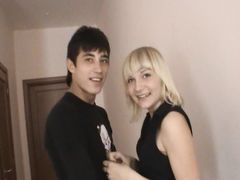 Молоденькие русские любовники занялись оральным сексом на кровати