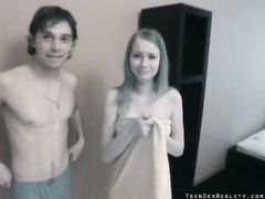 Красивая русская пара подростков занимается любительским сексом