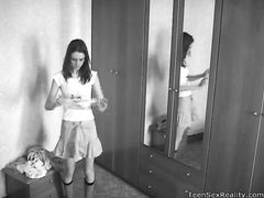 Скрытая камера в спальне русской девочки снимает ее обнажение