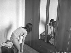 Скрытая камера в спальне русской девочки снимает ее обнажение