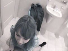 Нежный домашний минет в туалете от русской 18-летней девочки