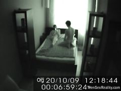 Маленькая скрытая камера в спальне засняла секс русских подростков