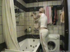 Белокурая девочка подросток Оля трахается в ванной со старшим другом