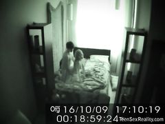 Страстный подростковый секс в спальне перед скрытой камерой