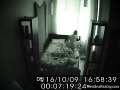 Страстный подростковый секс в спальне перед скрытой камерой