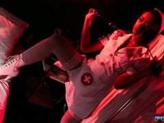 Освобожденная темнокожая медсестра в чулках мастурбирует в палате