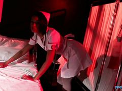 Освобожденная темнокожая медсестра в чулках мастурбирует в палате