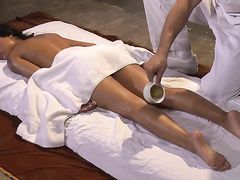 Мулатка трахается с массажистом после эротического массажа