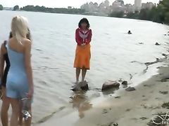 Игривые русские нудистки показывают писечки гуляя по пляжу