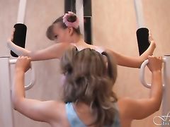 Спортивные русские девочки 18-ти лет разделись в тренажерном зале
