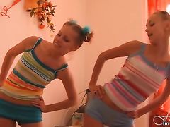 Молоденькие русские гимнастки раздеваются во время тренировки