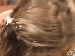 Красным самотыком оголенная молодка сама себе тыкает бритую пилотку