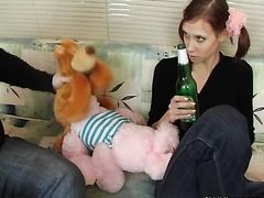 Пьяный отчим сует падчерице в пизду пустую бутылку из под пива