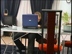 Мужчина в деловом костюме жахает стройную сожительницу в чулках на подвязках