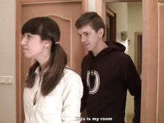 Фраерок затрахал плоскую милашку на вечеринке и обкончал девочке личико