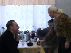 Аморальная мамка в честь дня рождения сыночка соглашается на домашнюю оргию с ним и с его кентами