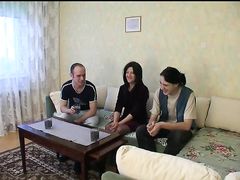 Пенсионерка училка жахается со своими бывшими студентами у себя на хате