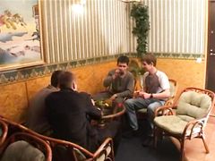 Зрелищная групповая оргия одинокой дамочки и целой толпы русских мальчиков в кафе