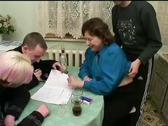 50 летняя тетка на кухне ебется с тремя русскими молодчиками