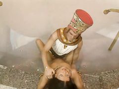 В образе египетского фараона порно актер жахает модель в костюме Клеопатры