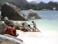 Съемки порно ролика с участием девки и двух парней на природе