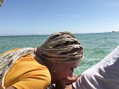На берегу моря чувиха отменно сосет залупу спонсору