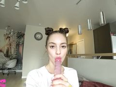 Белокожая нимфоманка совокупляется с приятелем пока родителей нет дома