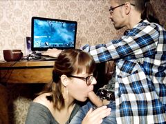 Пока муж играет на компьютере хорошая молодая жена высасывает сперму из его яичек