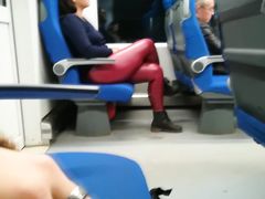 Незнакомка в общественном транспорте облизывает залупу счастливому парню