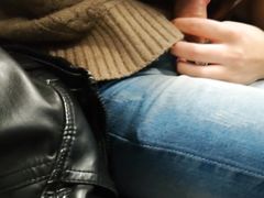 Незнакомка в общественном транспорте облизывает залупу счастливому парню