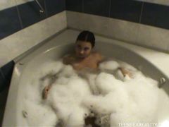 Влюбленная парочка страстно занимается сексом в теплой водичке в ванной
