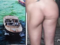 Стройная спортсменка с тонкой талией показала свои прелести