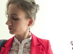 Обнаженная худая украинка исполняет извращенные желания мужиков