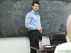 Хитрый учитель поставил студентку зачет после секса на столе