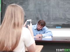 Инициативная студентка трахается на столе с любимым учителем