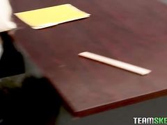 Послушная студентка трахается на столе с настойчивым преподом