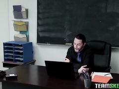 Любознательная студентка в очках трахается на столе с учителем
