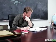 Учитель географии трахается на столе красивую студентку мулатку