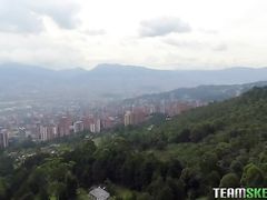 Брюнетка с большой жопой трахается за деньги с пикапером