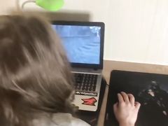 Парень трахает на столе играющую на ноутбуке красотку