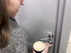 Безотказная русская девушка сосет в туалете гипермаркета член парня