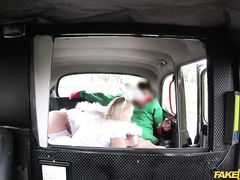 Девушки в костюмах ангелов и водитель занялись сексом в такси