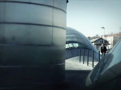 Стильный очкарик занялся сексом с двумя девушками в чулках