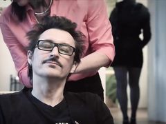 Стильный очкарик занялся сексом с двумя девушками в чулках