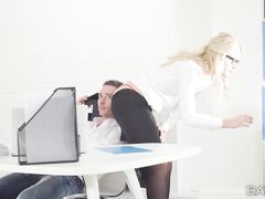 Гармоничная секретарша в чулках трахается на работе с боссом