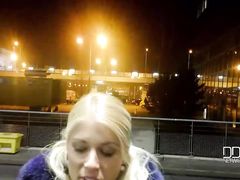 Чешская блондинка отсосала в туалете член своего парня